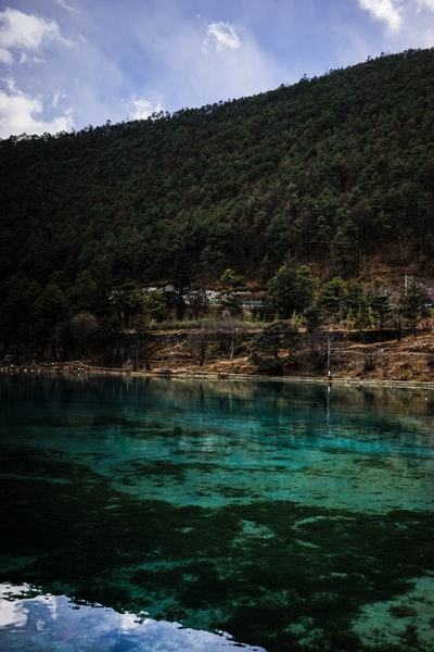 山附近的水域
